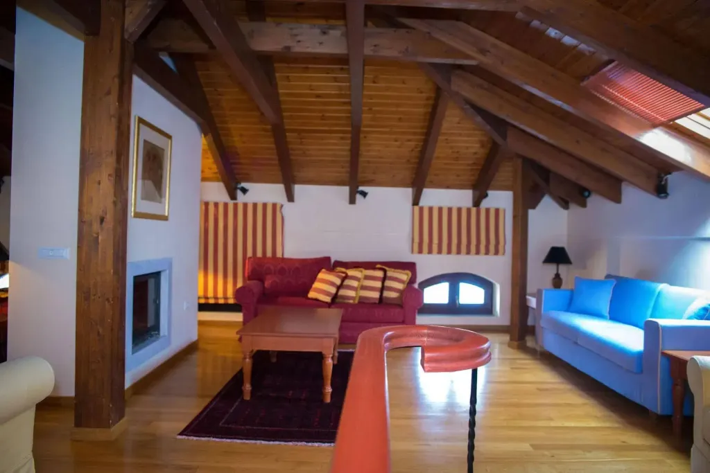 Espace de détente intérieur avec canapés et décoration chaleureuse.