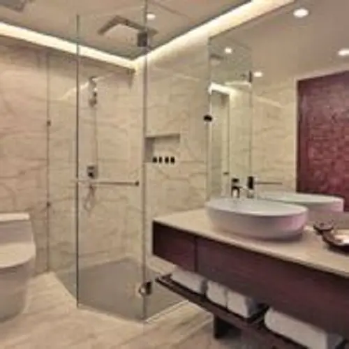 Une salle de bain moderne avec douche à l'italienne et double vasque.