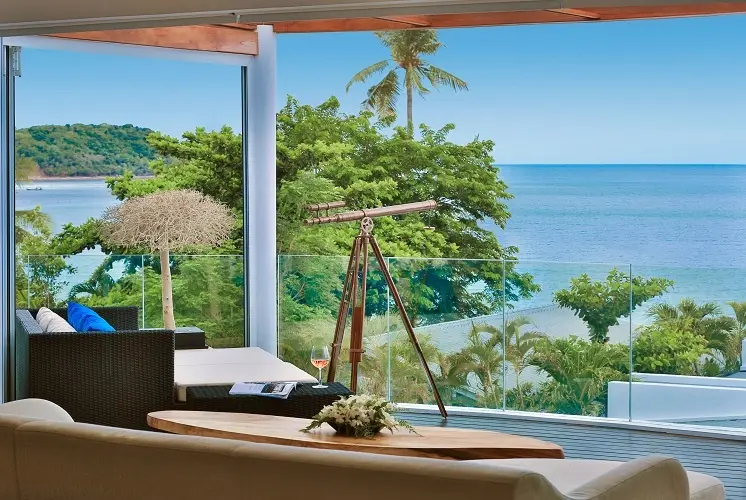 Vue sur la mer depuis un espace de détente intérieur.