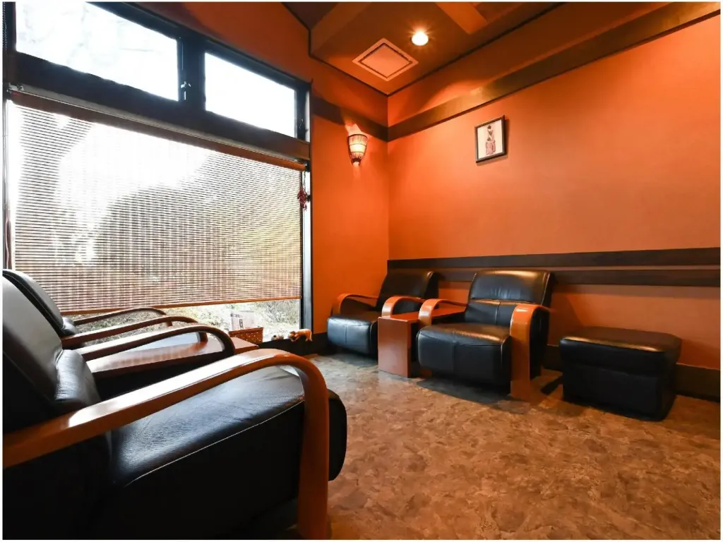 Un espace de détente intérieur avec des fauteuils et une fenêtre.