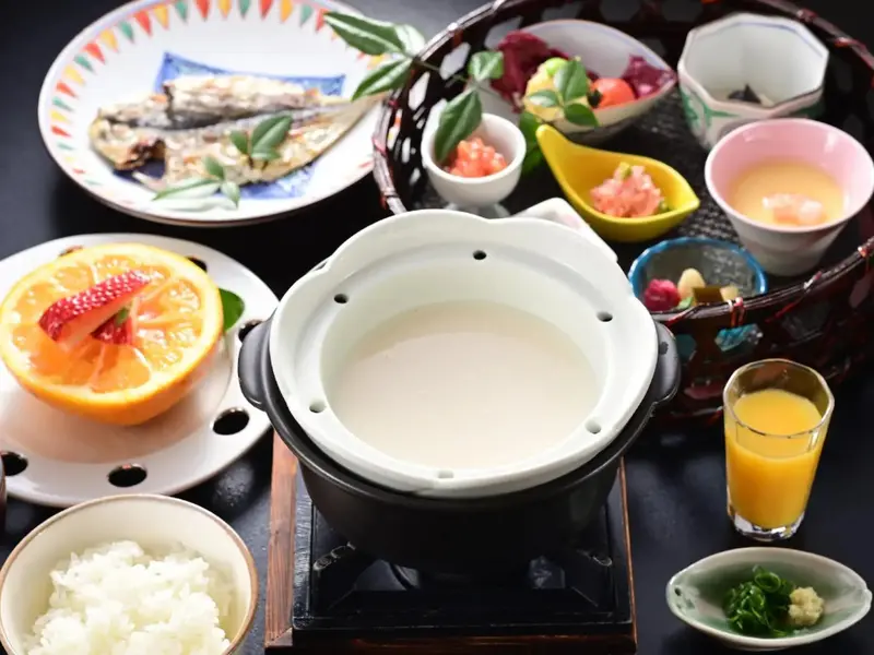 Un repas traditionnel japonais est présenté sur une table basse.