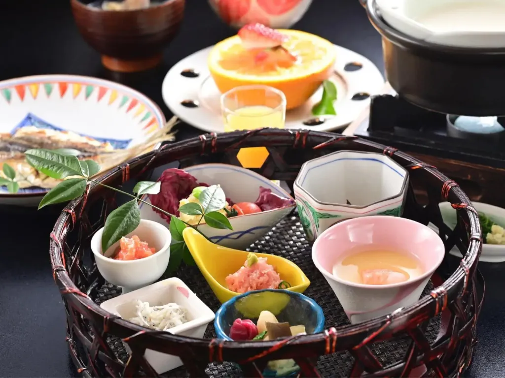 Assiette de nourriture japonaise présentée sur un plateau en osier.