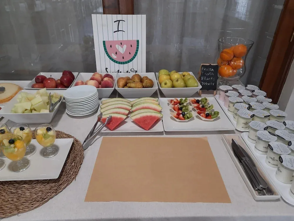 Un buffet propose une variété de fruits frais et de yaourts.