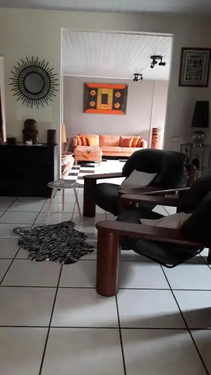 Un espace de détente intérieur avec des fauteuils et un canapé.