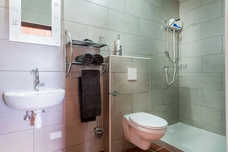 Une salle de bain moderne avec douche et lavabo.