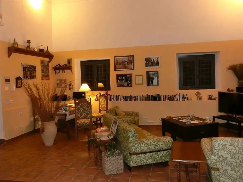 Espace de détente intérieur avec canapés et décoration murale.