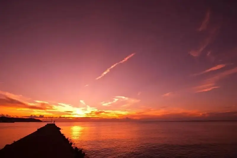 Coucher de soleil flamboyant sur la mer calme.