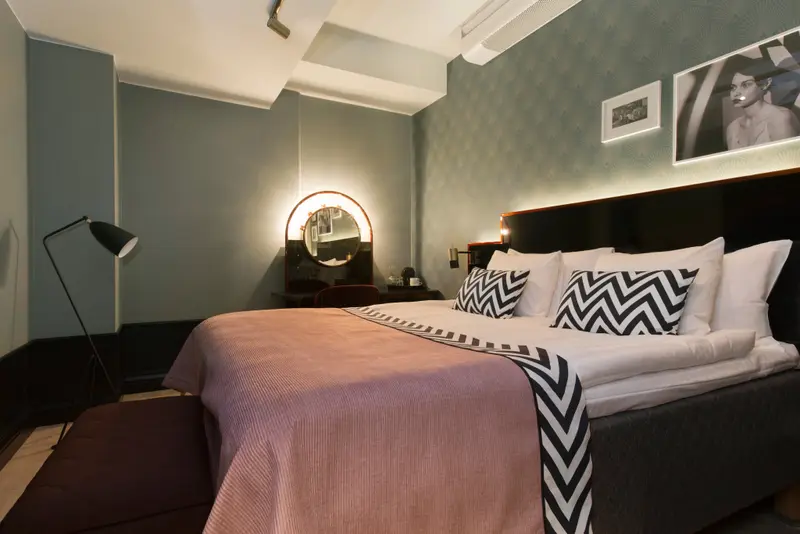 Une chambre à coucher lumineuse avec un grand lit et une décoration moderne.