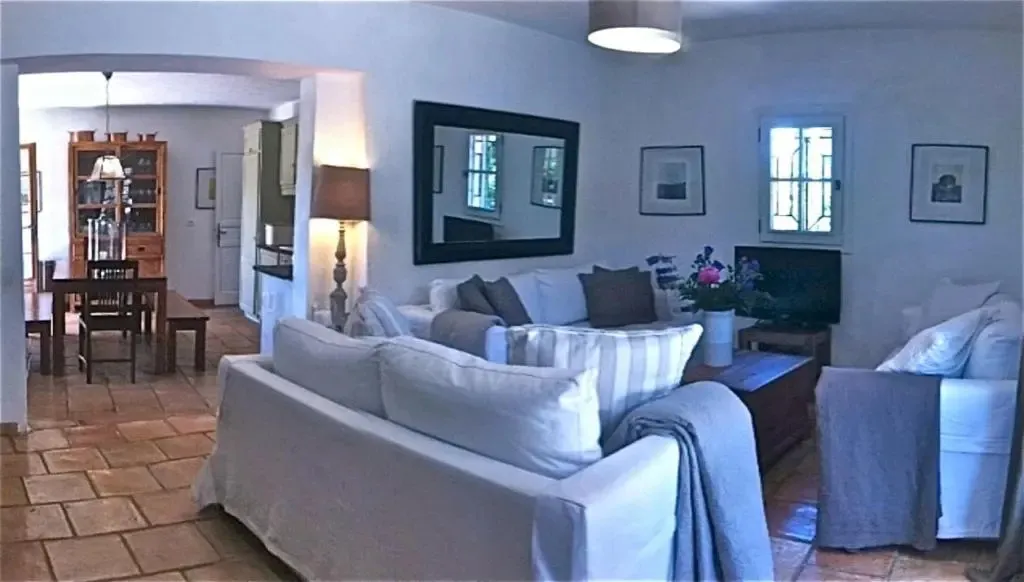 Un salon clair et spacieux avec canapés confortables et décoration sobre.