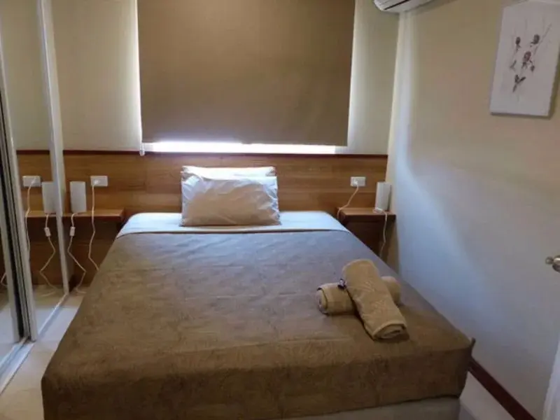 Une chambre avec un lit double et des tables de chevet.