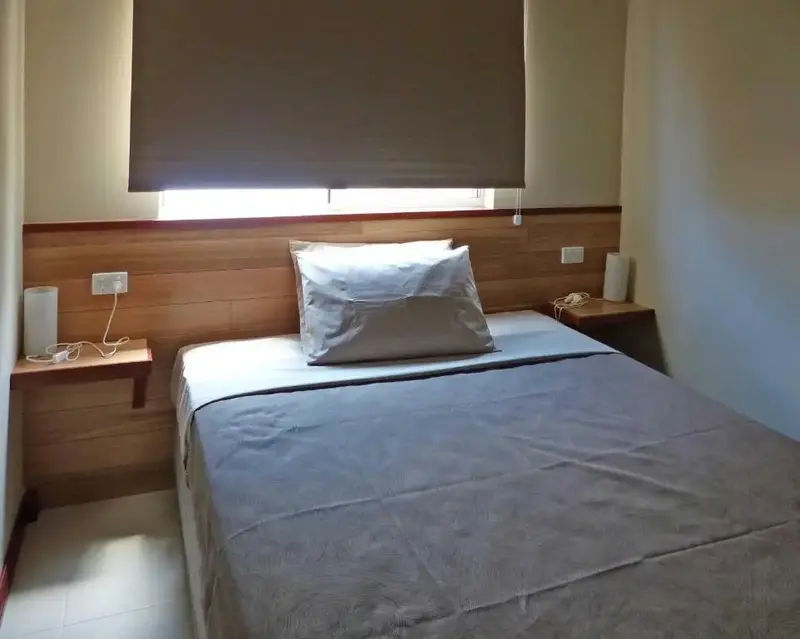 Une chambre avec un lit double et des tables de chevet.