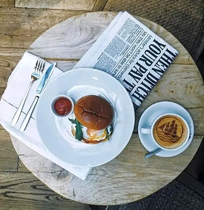Un repas est servi sur une table ronde en bois.