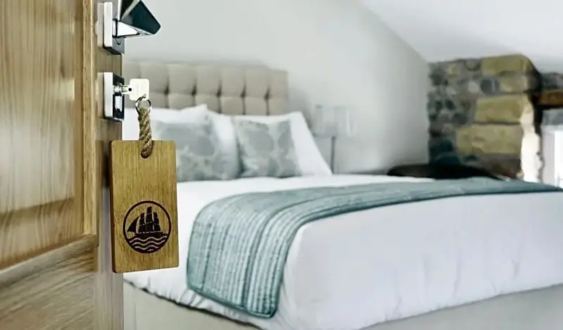 Une chambre lumineuse avec un lit confortable et une décoration sobre.