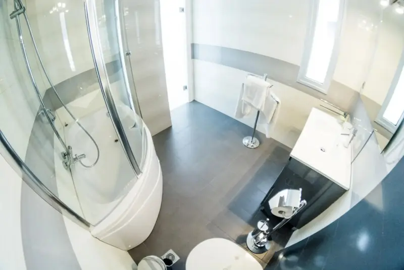 Une salle de bain moderne avec douche et lavabo.