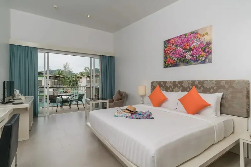 Une chambre lumineuse avec un grand lit et un accès à une terrasse.
