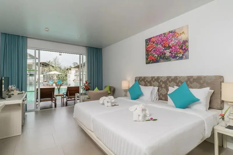 Une chambre lumineuse avec un grand lit et un accès à une piscine.