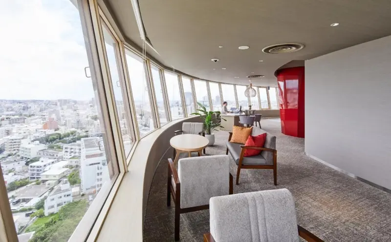 Espace de détente lumineux avec vue panoramique sur la ville.