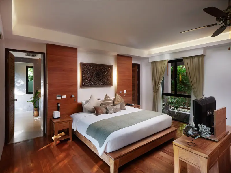 Une chambre lumineuse avec un grand lit et une décoration en bois.