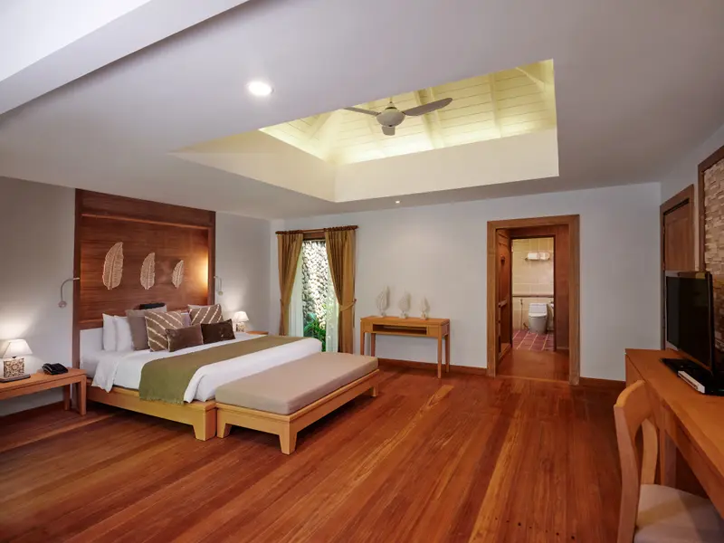 Une chambre spacieuse avec un lit king-size et un bureau.