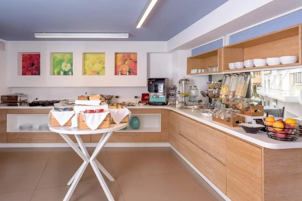 Un buffet propose des viennoiseries, des fruits et des boissons.