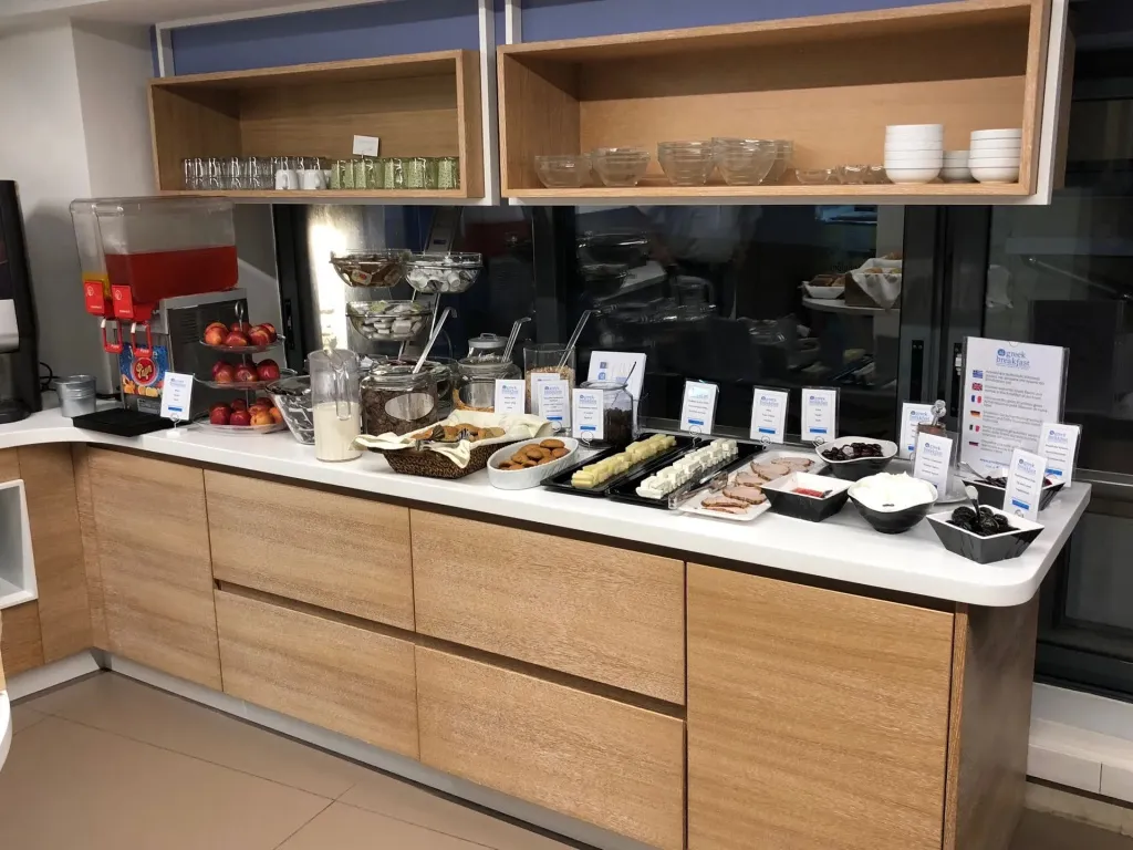 Un buffet propose une variété de pâtisseries et de boissons.