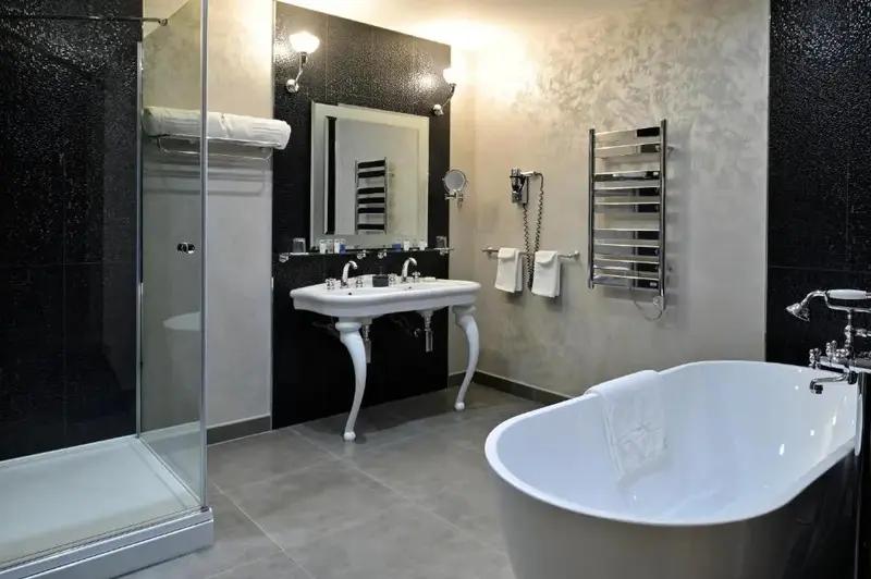 Une salle de bain moderne avec une baignoire et une douche à l'italienne.