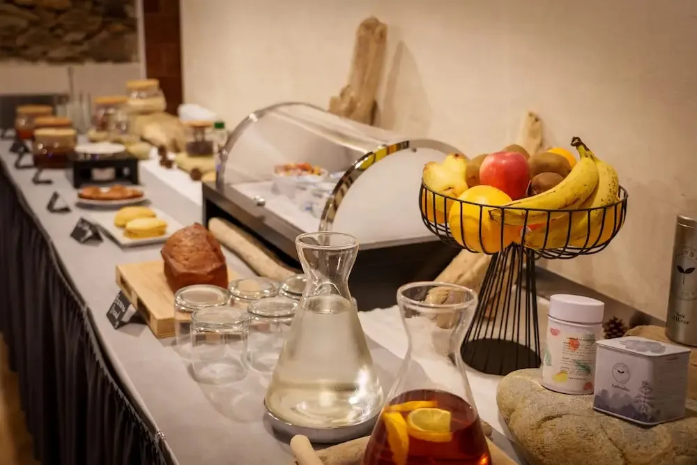 Un buffet propose des viennoiseries, des fruits et des boissons.