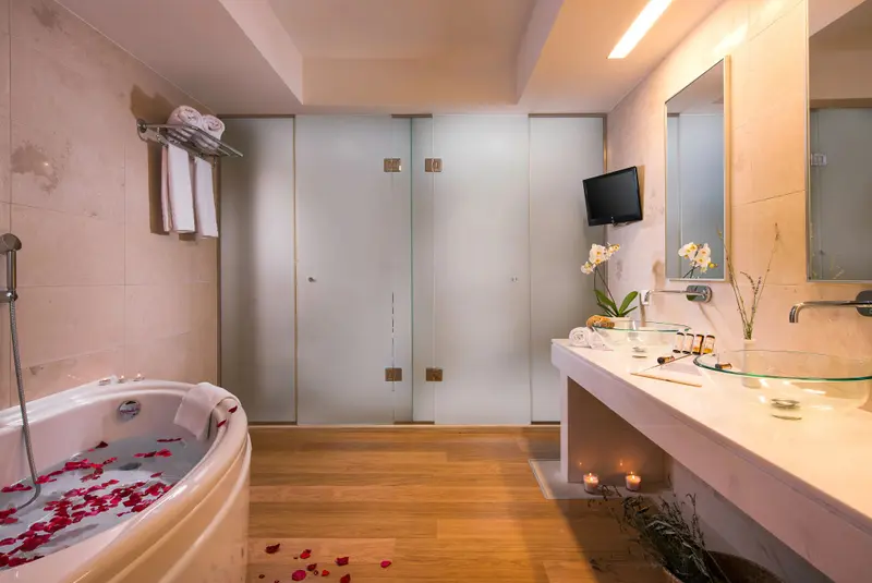 Une salle de bain lumineuse avec baignoire et double vasque.
