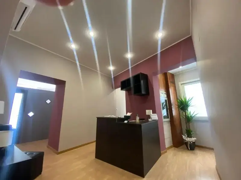Un comptoir d'accueil dans une pièce lumineuse et moderne.