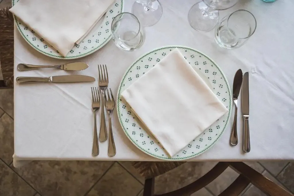 Une table est dressée avec de la vaisselle et des couverts.