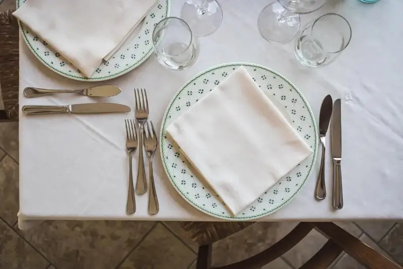 Une table est dressée avec de la vaisselle et des couverts.