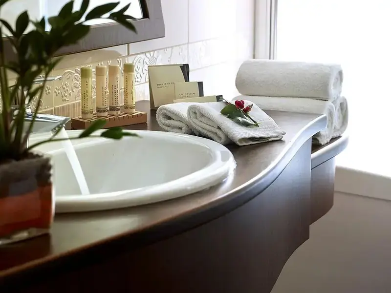 Une baignoire blanche est entourée de serviettes moelleuses et de produits de toilette.