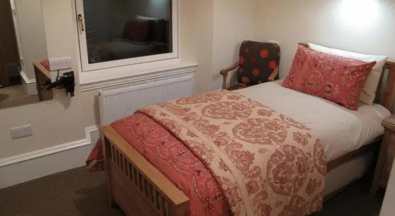 Une chambre simple avec un lit et une fenêtre.