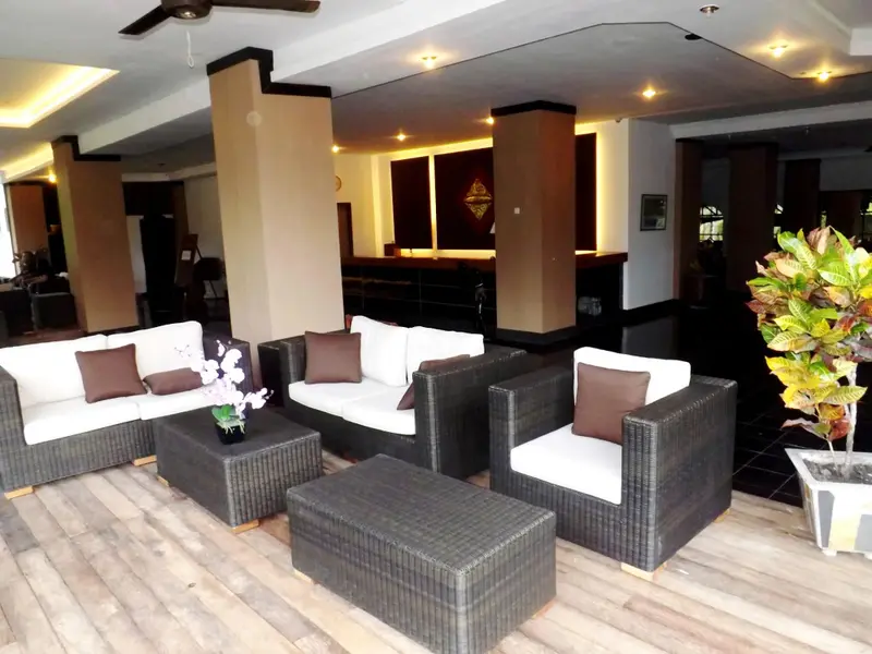 Espace de détente avec canapés et tables basses dans un intérieur lumineux.