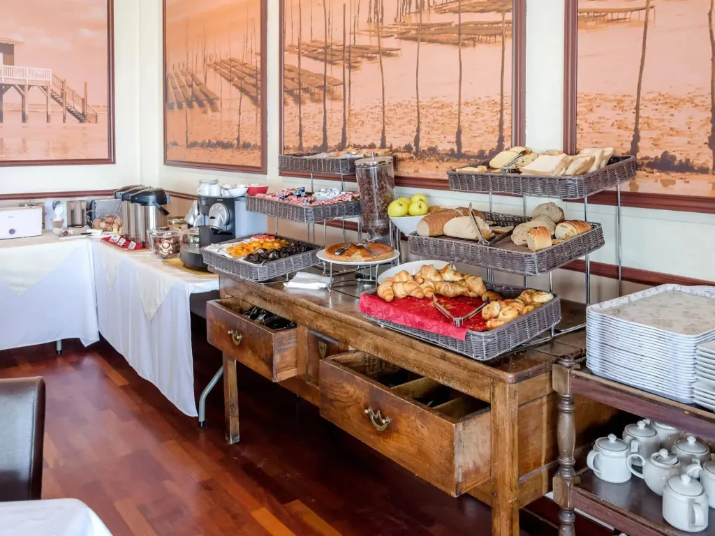 Un buffet propose une variété de viennoiseries et de fruits frais.