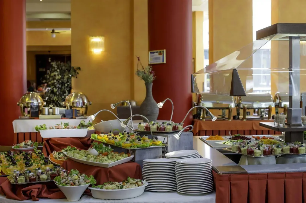 Un buffet propose une variété de salades, de fruits et de plats froids.