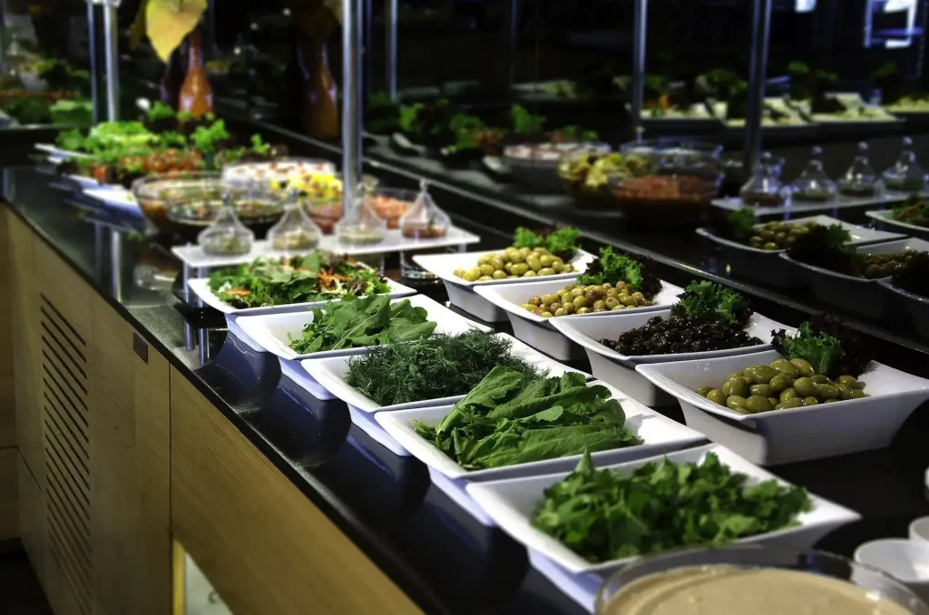 Un buffet propose une variété de salades et d'accompagnements frais.