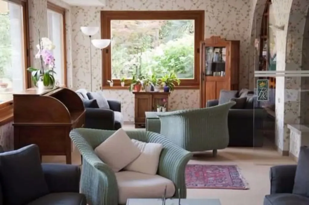 Un espace de détente intérieur avec des fauteuils et des canapés.