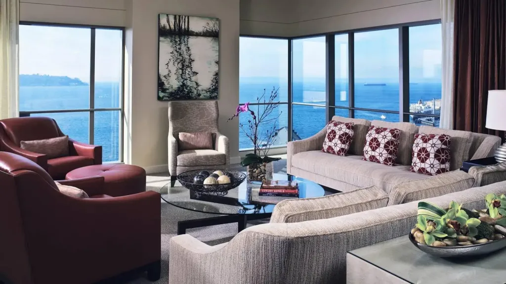 Un salon spacieux avec de grandes fenêtres donnant sur la mer.