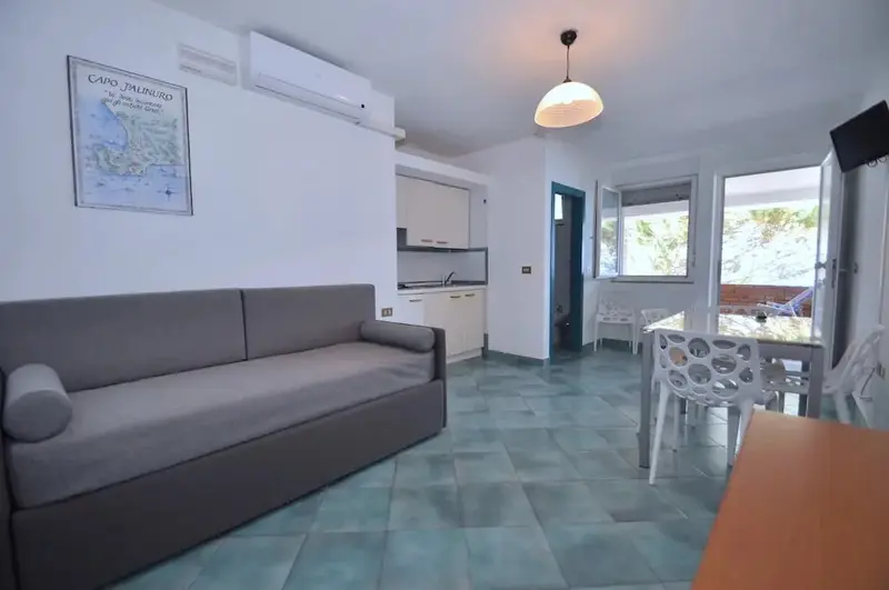 Un espace de vie lumineux avec un canapé et une table à manger.