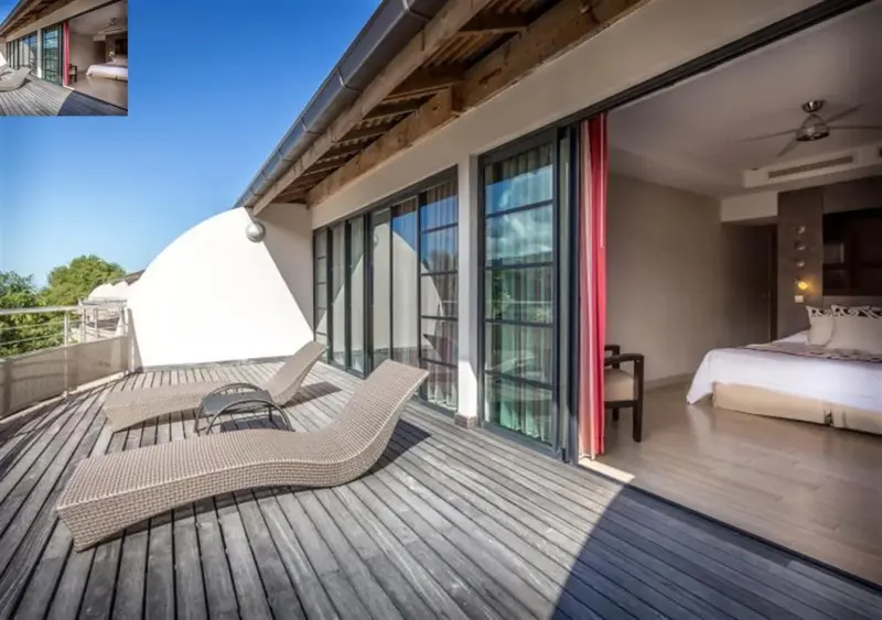 Terrasse en bois avec chaises longues et chambre ouverte sur l'extérieur.