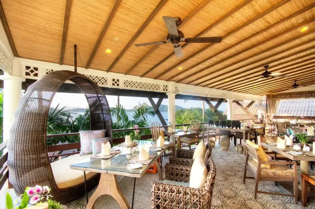 Une salle à manger lumineuse s'ouvre sur une vue sur la mer.