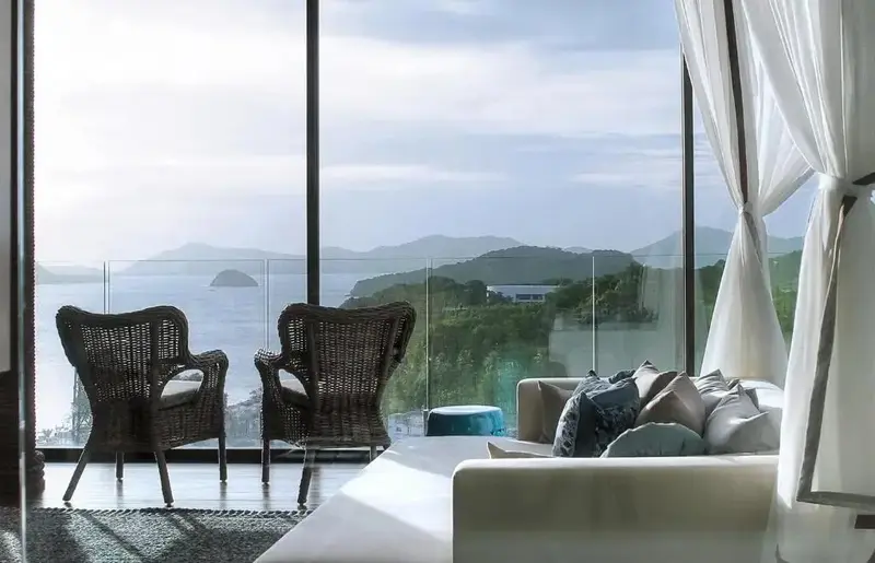 Un salon lumineux offre une vue dégagée sur la mer et les îles environnantes.