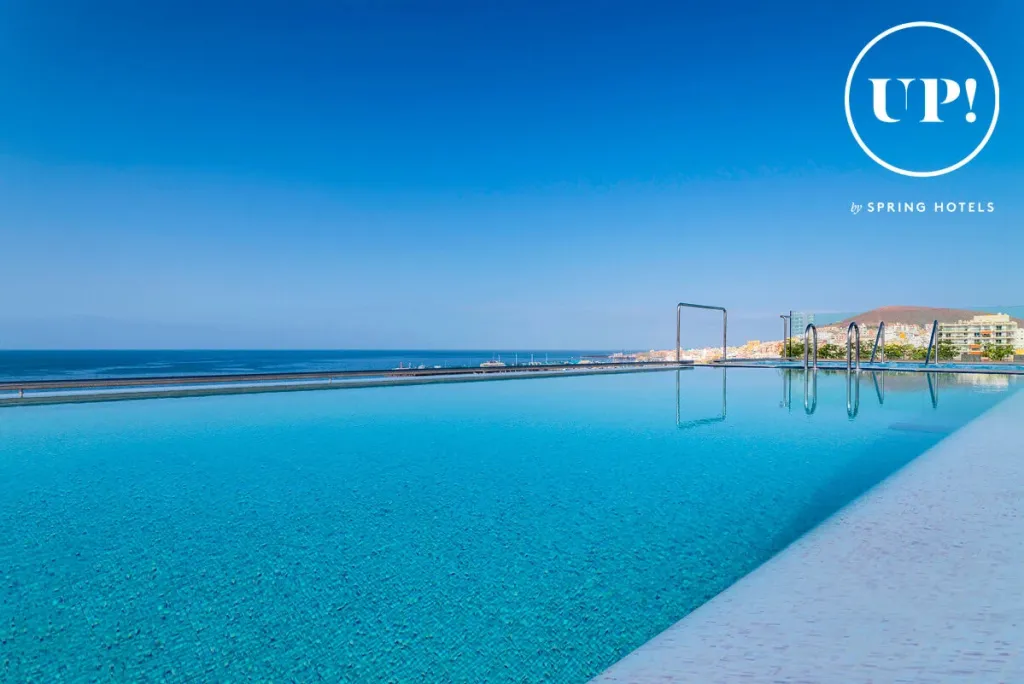 Piscine à débordement avec vue sur la mer et la côte.