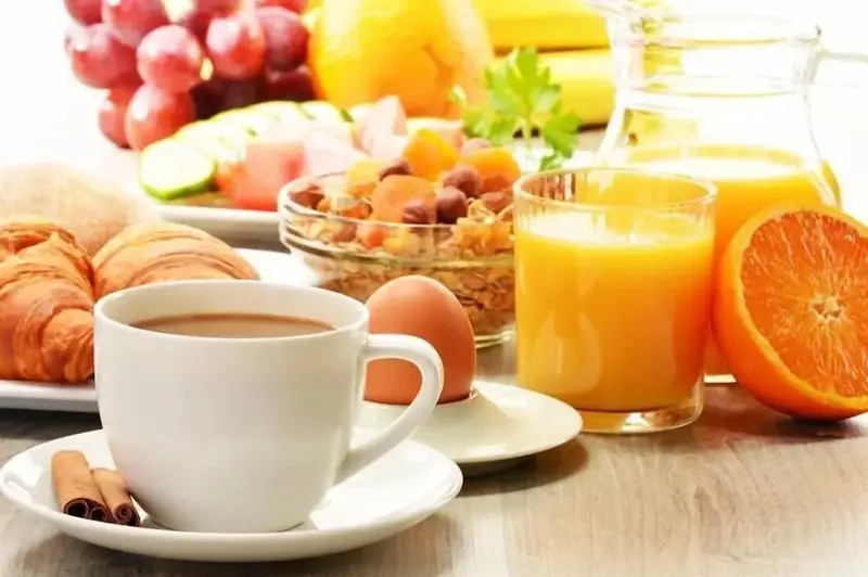 Une table présente un assortiment de mets pour le petit-déjeuner.