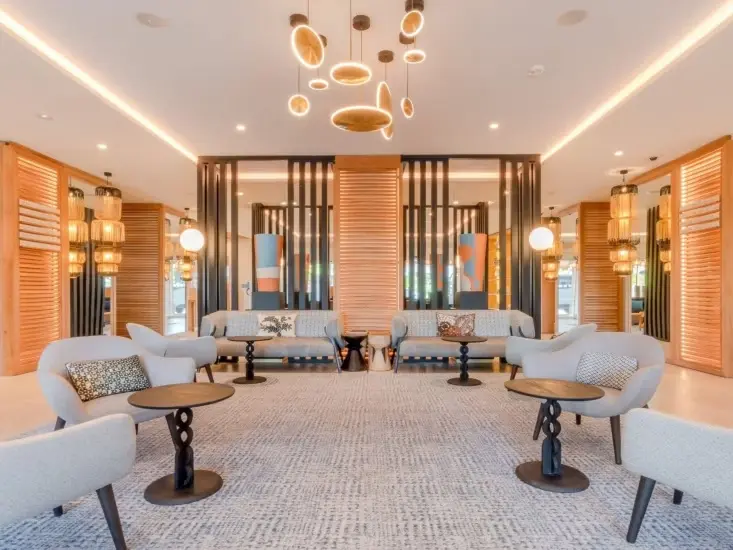 Un espace de détente intérieur avec des canapés et des fauteuils.