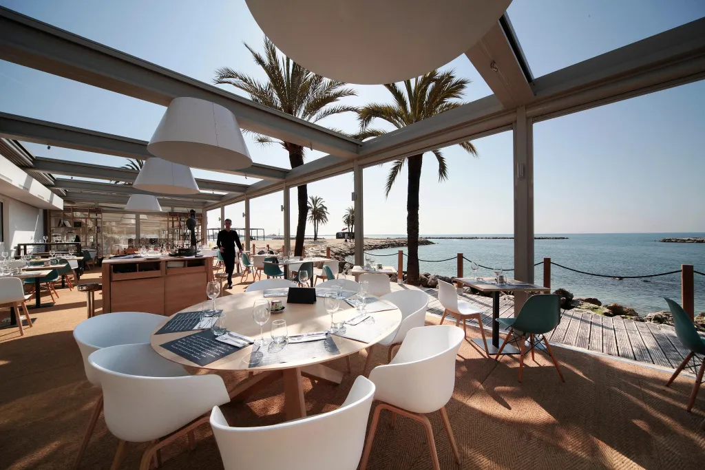Une salle à manger lumineuse avec vue sur la mer.