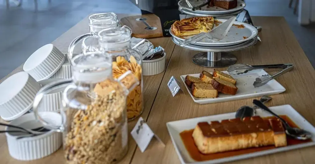 Un buffet propose des céréales, des pâtisseries et des desserts.
