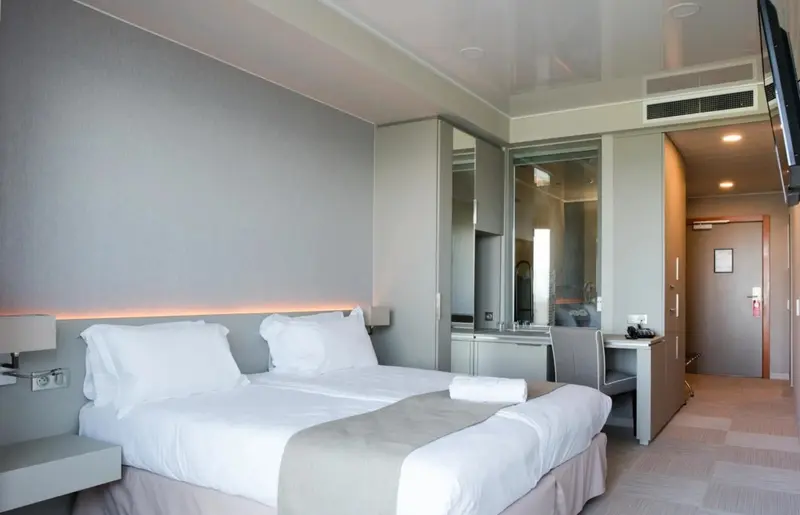 Une chambre moderne avec un grand lit et un éclairage d'ambiance.