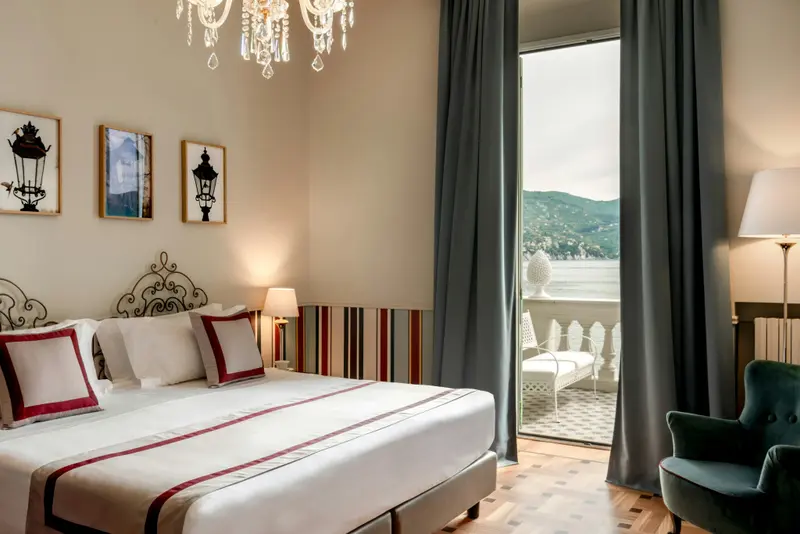 Une chambre lumineuse avec un grand lit donnant sur une vue sur l'eau.